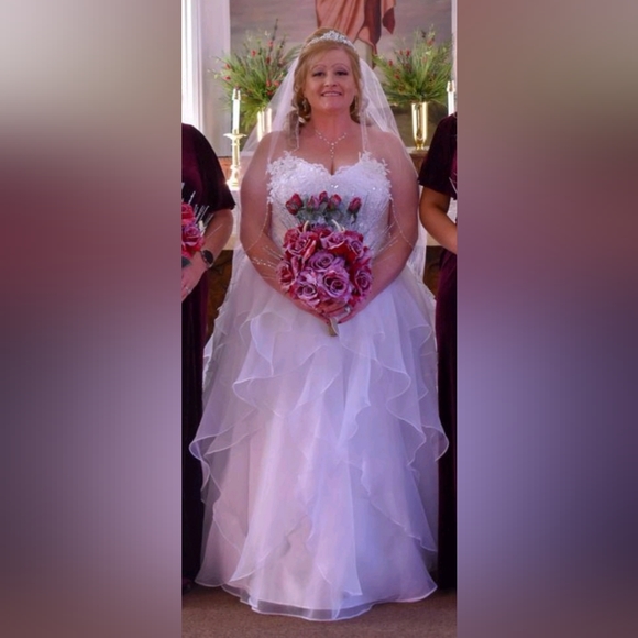 Wedding dress with also the matching Vail - Picture 5 of 5